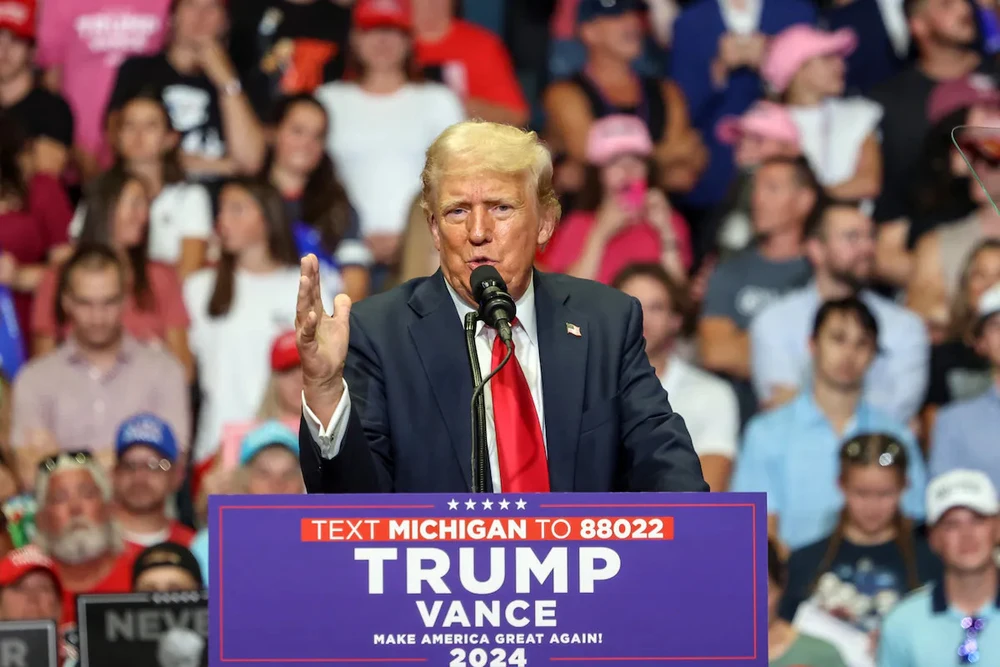 Cựu Tổng thống Mỹ Donald Trump vận động tranh cử tại TP Grand Rapids (bang Michigan) ngày 20-7. Ảnh: THE WASHINGTON POST Điểm mạnh của ông Trump phút chốc trở thành điểm yếu.jpg