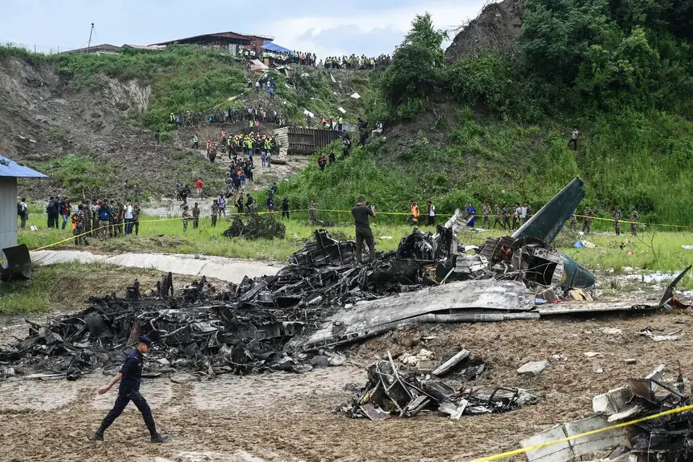 Hiện trường vụ máy bay rơi khi cất cánh ở Nepal hôm 24-7. Ảnh: GETTY IMAGES máy bay rơi khi cất cánh ở Nepal-1.jpg
