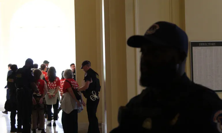 Cảnh sát bắt những người biểu tình tràn vào quốc hội Mỹ ở thủ đô Washington, DC (Mỹ) hôm 23-7. Ảnh: AL JAZEERA Người biểu tình tràn vào quốc hội Mỹ-3.jpg