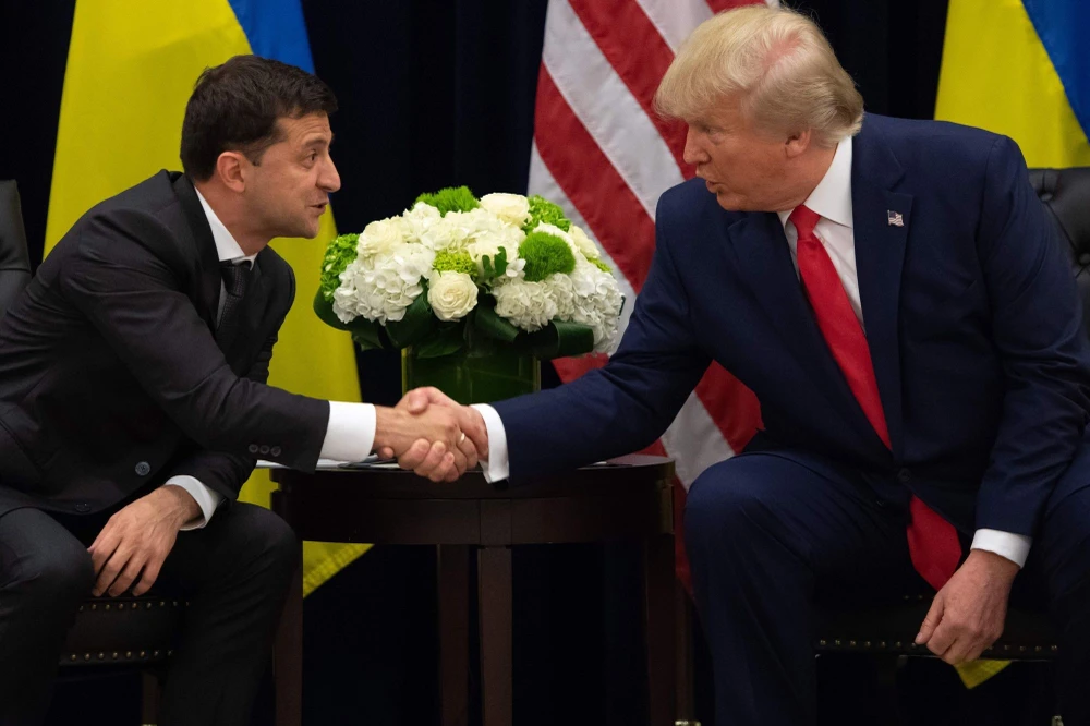 Ông Donald Trump (phải) - khi đó là tổng thống Mỹ tiếp Tổng thống Ukraine Volodymyr Zelensky hồi năm 2019. Ảnh: REUTERS bau-cu-my.jpg