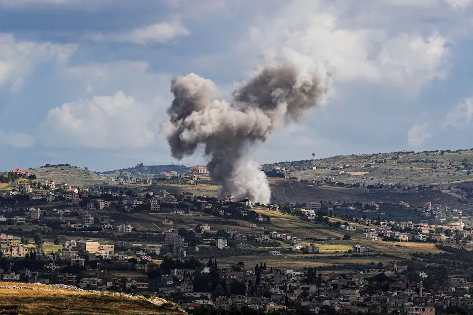 Khói bốc lên tại biên giới Lebanon - Israel sau các cuộc giao tranh xuyên biên giới giữa Israel và Hezbollah hồi tháng 5. Ảnh: REUTERS Israel và Hezbollah-1.jpg