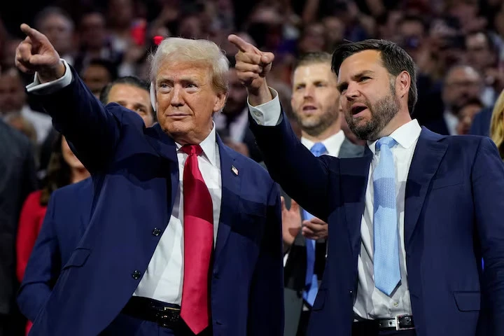 Cựu Tổng thống Mỹ Donald Trump (trái) và Thượng nghị sĩ J.D. Vance tại Đại hội toàn quốc đảng Cộng hòa ở bang Wisconsin (Mỹ) ngày 15-7. Ảnh: REUTERS Rộ đồn đoán ông Trump sắp thay phó tướng