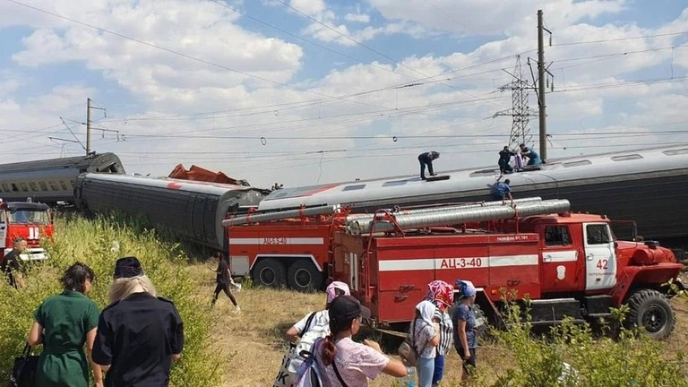 Tàu hỏa trật đường ray ở tỉnh Volgograd (miền nam Nga) ngày 29-7. Ảnh: SPUTNIK Tàu hỏa trật đường ray do va chạm với xe tải.jpg
