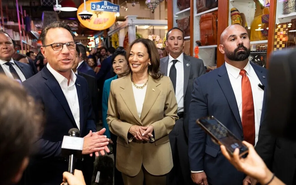 Phó Tổng thống Mỹ Kamala Harris và Thống đốc Pennsylvania Josh Shapiro (trái) tại TP Philadelphia (bang Pennsylvania) hôm 13-7. Ảnh: AFP Đội ngũ tranh cử của Phó Tổng thống Mỹ Kamala Harris ráo riết tìm kiếm ứng viên liên danh tranh cử với bà