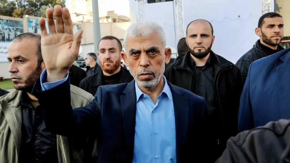 Ông Yahya Sinwar (giữa) vừa được bổ nhiệm làm người đứng đầu cơ quan chính trị của Hamas. Ảnh: GETTY IMAGES Hamas bổ nhiệm lãnh đạo chính trị mới, là người đứng sau vụ tấn công ngày 7-10