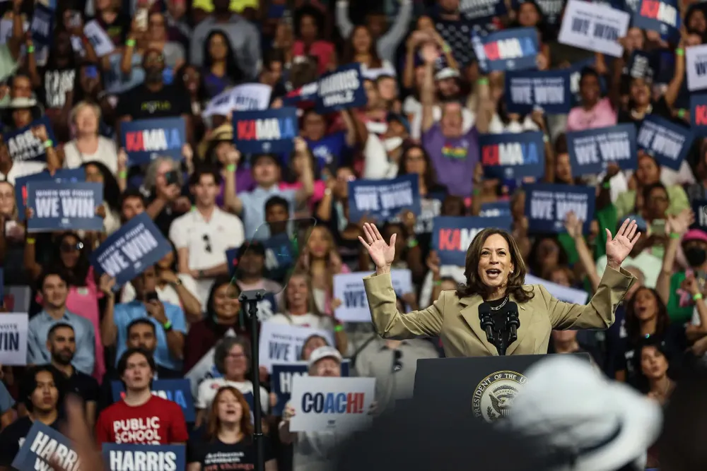 Phó Tổng thống Mỹ Kamala Harris vận động tranh cử ở TP Glendale, bang Arizona (Mỹ) ngày 9-8. Ảnh: THE NEW YORK TIMES bầu cử Mỹ