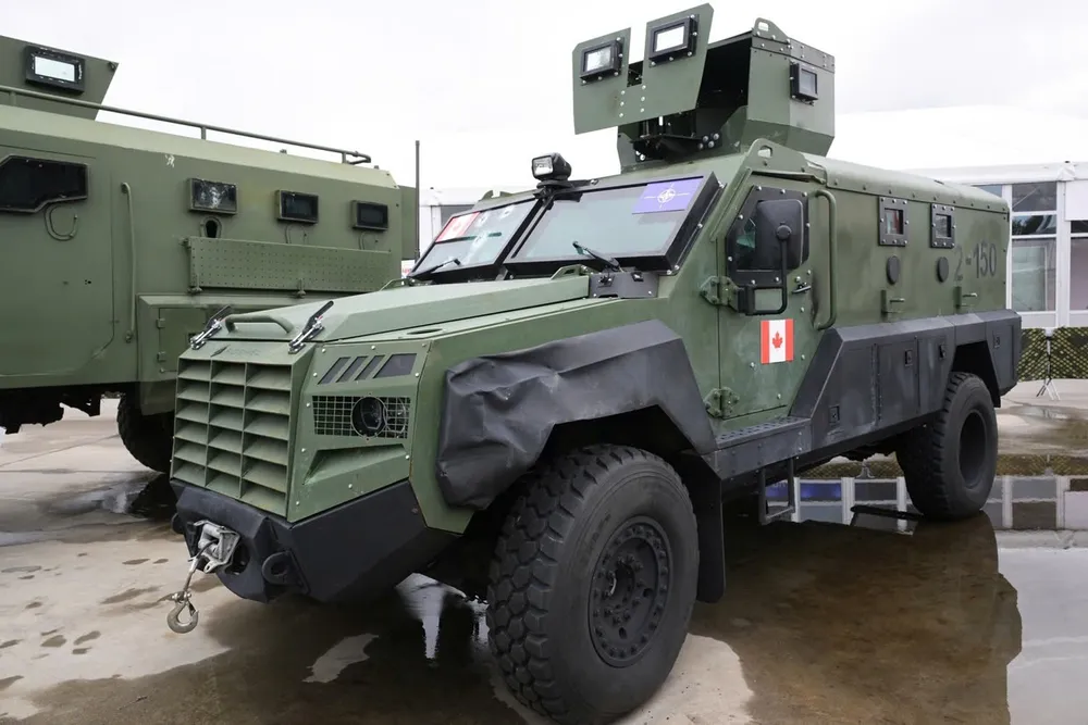 Xe bọc thép chở quân (APC) Roshel Senator của Canada được trưng bày tại Trung tâm Triển lãm mang tên Army-2024 ở thủ đô Moscow (Nga). Ảnh: SPUTNIK xe-tang-phuong-tay-1.jpg