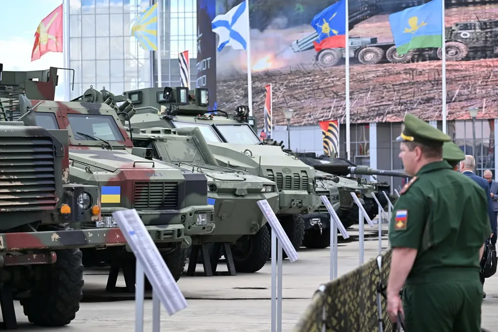 Các phương tiện mà Nga thu được ở chiến trường Ukraine được trưng bày tại triển lãm. Ảnh: SPUTNIK ẢNH, VIDEO: Nga trưng bày xe tăng phương Tây tại triển lãm