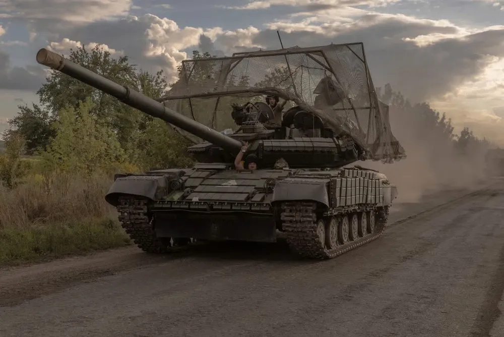Xe tăng T-64 Ukraine di chuyển tại tỉnh Sumy (Ukraine) hôm 11-8. Ảnh: AFP Chiến sự Nga - Ukraine 15-8