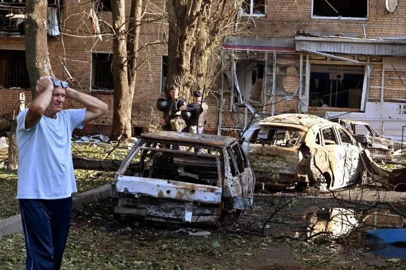 Một tòa nhà này tại tỉnh Kursk của Nga trúng tên lửa Ukraine hôm 11-8. Ảnh: REUTERS Ác liệt chiến sự Nga-Ukraine, đường đàm phán thêm chông gai