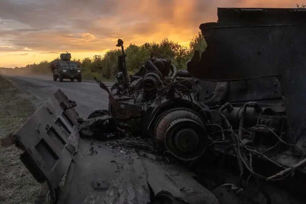 Xe quân sự của Ukraine tại tỉnh Sumy (Ukraine, giáp tỉnh Kursk của Nga) ngày 13-8. Ảnh: AFP chien-su-nga-ukraine.jpg