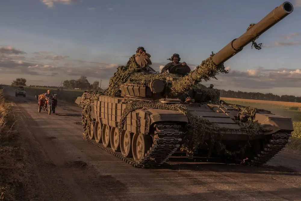 Quân Ukraine di chuyển gần biên giới với Nga hồi đầu tuần này. Ảnh: AFP Quan chức Mỹ cho rằng Nga đã điều hàng ngàn quân từ chiến trường Ukraine để ứng phó với cuộc tấn công của Ukraine ở tỉnh Kursk (Nga).