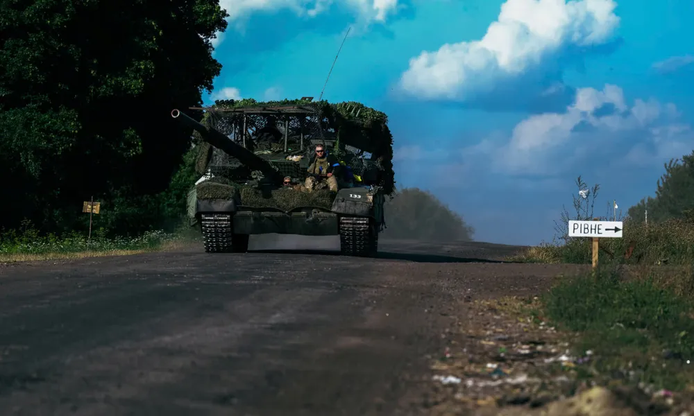 Binh sĩ Ukraine di chuyển gần biên giới Nga. Ảnh: THE GUARDIAN tinh-kursk-cua-nga-1.jpg