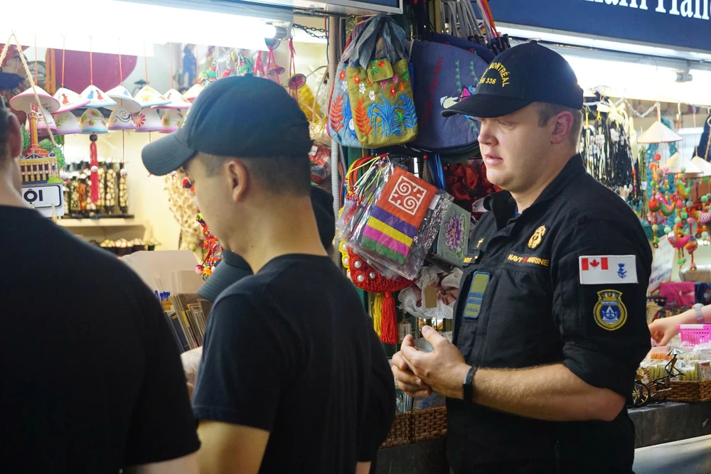 thủy thủ tàu Hải quân Hoàng gia Canada Montréal-8.jpg