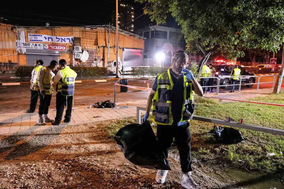 Lực lượng chức năng Israel làm việc tại hiện trường vụ nổ bom ở Tel Aviv (Israel) ngày 18-8. Ảnh: REUTERS Hamas, Hồi giáo Jihad nhận trách nhiệm vụ nổ bom ở Tel Aviv