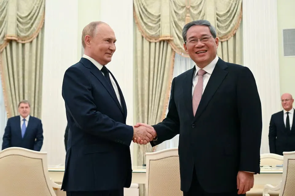 Tổng thống Nga Vladimir Putin (trái) tiếp Thủ tướng Trung Quốc Lý Cường tại Điện Kremlin, thủ đô Moscow (Nga) ngày 21-8. Ảnh: SPUTNIK Tổng thống Nga Vladimir Putin tiếp Thủ tướng Trung Quốc Lý Cường
