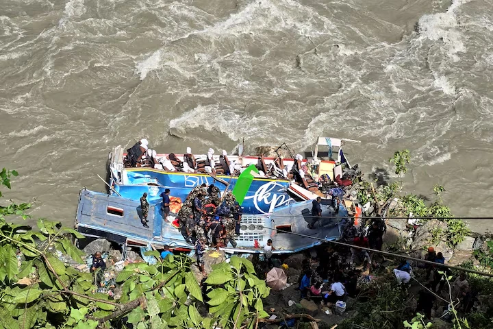 VIDEO: Xe buýt lao xuống dòng nước chảy xiết, 27 người chết