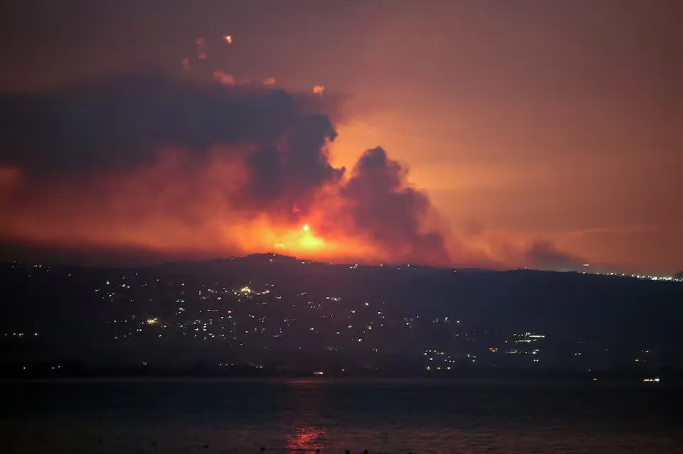 Khói bốc lên ở phía biên giới Lebanon-Israel ngày 25-8. Ảnh: REUTERS Hezbollah phóng hàng trăm quả rocket vào Israel đáp trả vụ chỉ huy cấp cao bị ám sát
