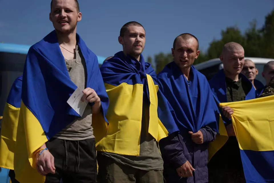 Tù binh Ukraine được trả tự do tại một địa điểm không xác định ở Ukraine. Ảnh: TELEGRAM Ảnh, Video: Nga - Ukraine trao đổi tù binh bị bắt ở Kursk