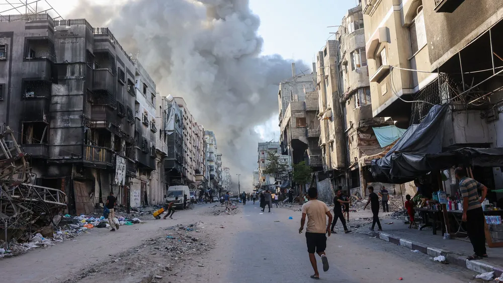 Khói bốc lên sau một cuộc không kích của Israel ở Dải Gaza. Ảnh: CNN Hamas bác điều kiện mới của Israel về thỏa thuận ngừng bắn ở Gaza