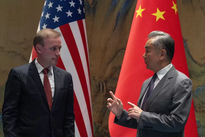 Bộ trưởng Ngoại giao Trung Quốc Vương Nghị (phải) tiếp Cố vấn An ninh Quốc gia Mỹ Jake Sullivan tại thủ đô Bắc Kinh (Trung Quốc) ngày 27-8. Ảnh: REUTERS Ông Vương Nghị tiếp Cố vấn An ninh Quốc gia Mỹ