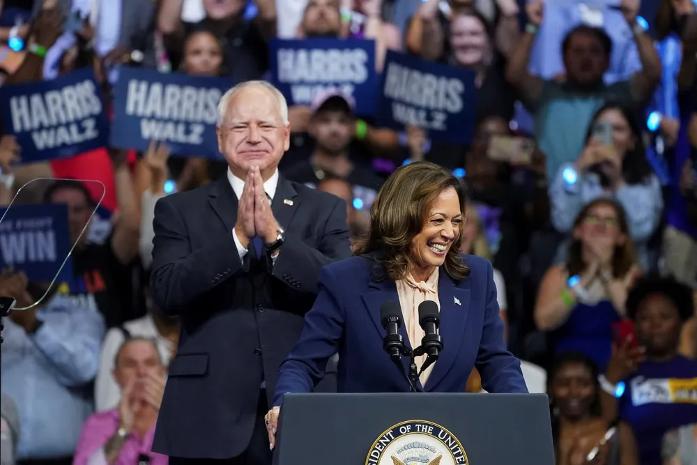 Phó Tổng thống Kamala Harris và Thống đốc bang Minnesota Tim Walz vận động tranh cử tại TP Philadelphia, bang Pennsylvania (Mỹ) ngày 6-8. Ảnh: REUTERS chính sách châu Á-1.jpg
