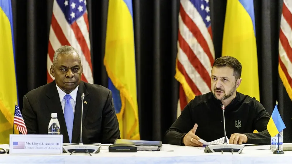 Bộ trưởng Quốc phòng Mỹ Lloyd Austin (trái) và Tổng thống Ukraine Volodymyr Zelensky tại cuộc họp Nhóm Liên lạc Quốc phòng Ukraine (UDCG) ở Căn cứ Không quân Ramstein (Đức) ngày 6-9. Ảnh: GETTY IMAGES Mỹ giải thích lý do không cho Ukraine dùng vũ khí tầm xa tấn công lãnh thổ Nga