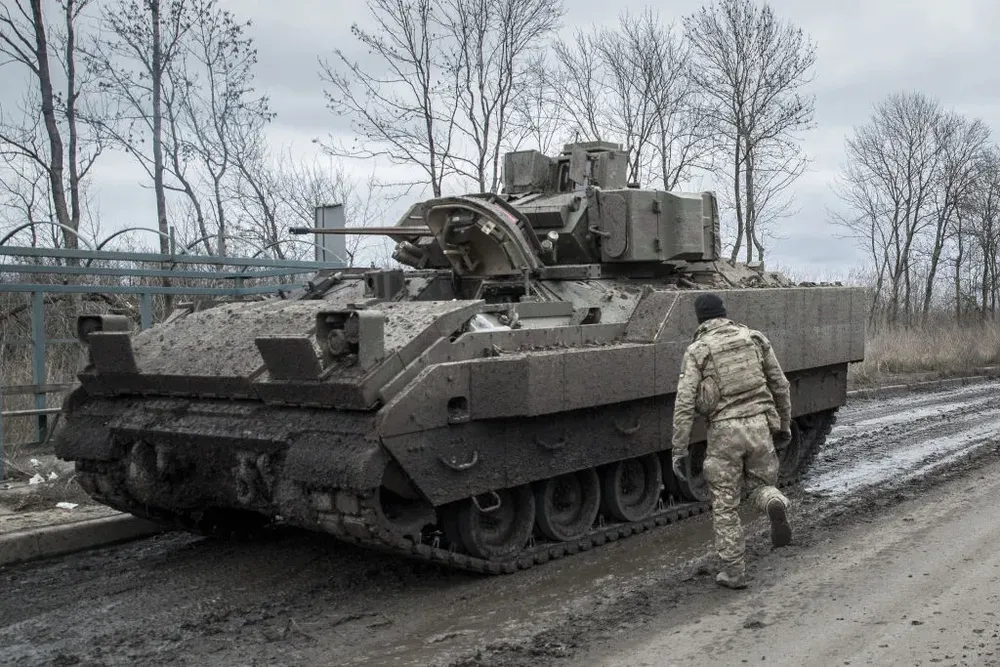 Xe chiến đấu bộ binh Bradley tại TP Avdiivka (tỉnh Donetsk, miền đông Ukraine) tháng 12-2023. Ảnh: ANADOLU AGENCY Nhóm Liên lạc Quốc phòng Ukraine cam kết viện trợ vũ khí cho Ukraine