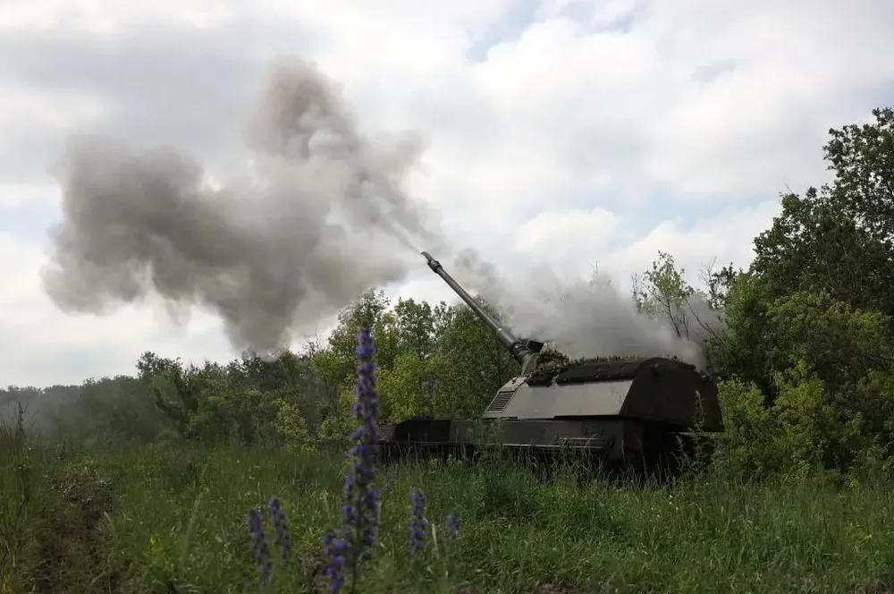 Pháo tự hành Panzerhaubitze gần tiền tuyến TP Bakhmut (tỉnh Donetsk, miền đông Ukraine) tháng 6-2023. Ảnh: AFP Nhóm Liên lạc Quốc phòng Ukraine-2.jpg