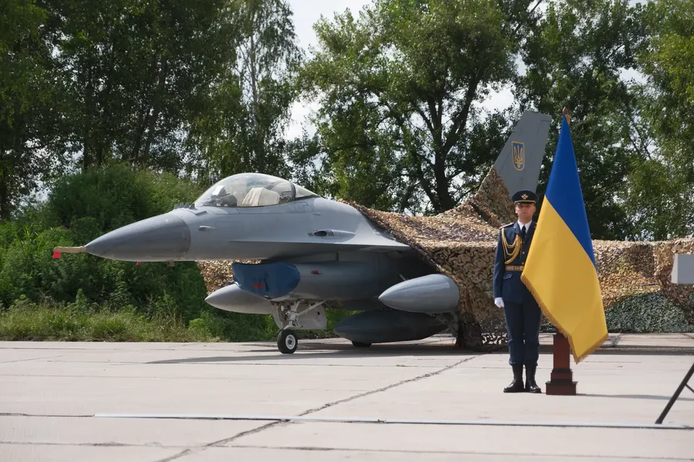 Tiêm kích F-16 đầu tiên đến Ukraine vào tháng 4. Ảnh: GETTY IMAGES Nhóm Liên lạc Quốc phòng Ukraine-4.jpg