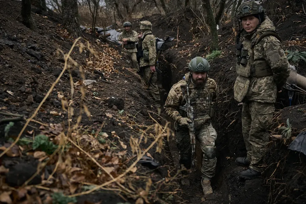 Binh sĩ Ukraine di chuyển dọc theo các chiến hào ở TP Vuhledar, Donetsk (miền đông Ukraine) vào ngày 6-11-2023. Ảnh: GETTY IMAGES TP Vuhledar: ‘Thành trì phía đông’ của Ukraine lọt vào tầm ngắm quân đội Nga