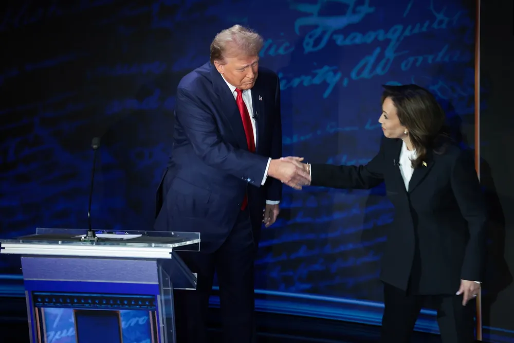 Cựu Tổng thống Mỹ Donald Trump và Phó Tổng thống Mỹ Kamala Harris phiên tranh luận ngày 10-9 ở bang Pennsylvania (Mỹ). Ảnh: ABC NEWS Ông Trump, bà Harris tăng tốc ‘giành giật’ cử tri 7 bang chiến trường