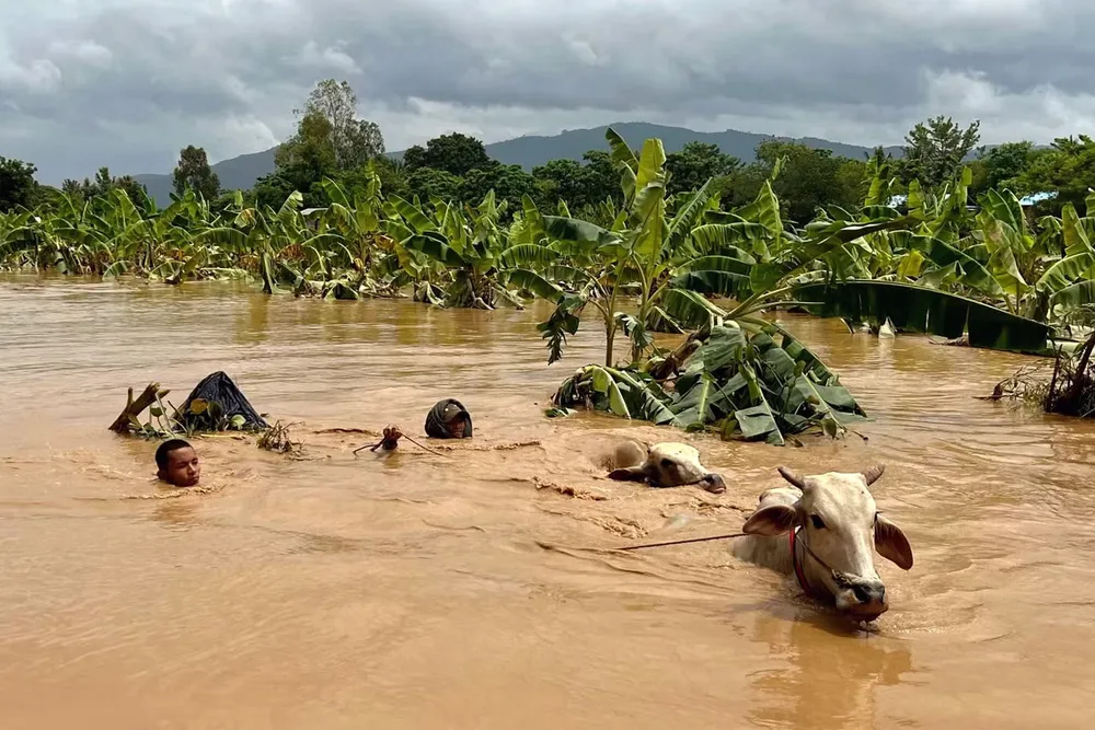 Nước lũ chảy xiết ở làng Sin Thay, thị trấn Pyinmana (Myanmar). Ảnh: AFP Chính quyền quân sự Myanmar-1.jpg