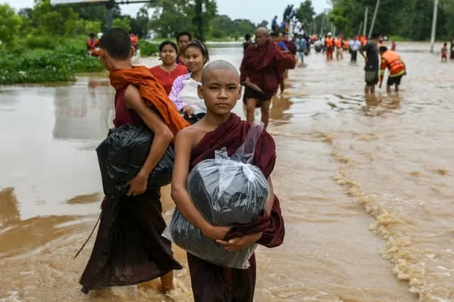 Người dân Myanmar di dời do bão Yagi. Ảnh: AFP Chính quyền quân sự Myanmar-2.jpg