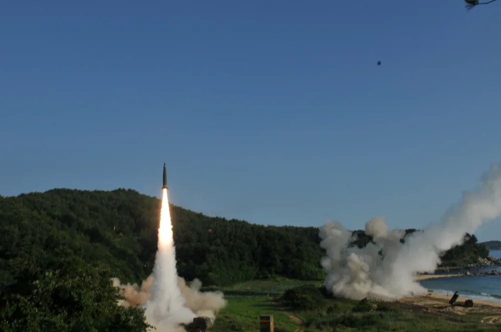Tên lửa đạn đạo chiến thuật ATACMS. Ảnh: REUTERS vu-khi-tam-xa-1.jpg