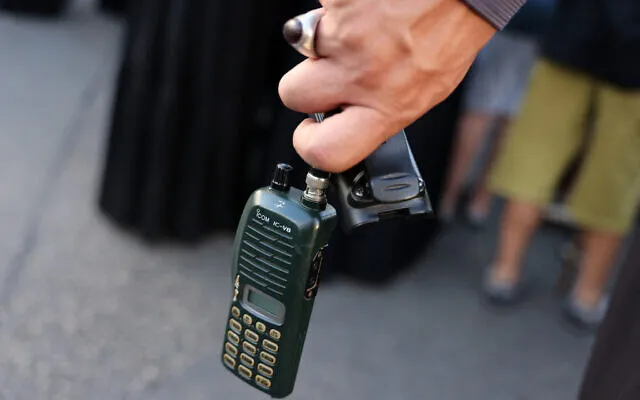 Bộ đàm của các chiến binh Hezbollah đã được tháo pin hôm 18-9. Ảnh: AFP thiet-bi-lien-lac-1.jpg