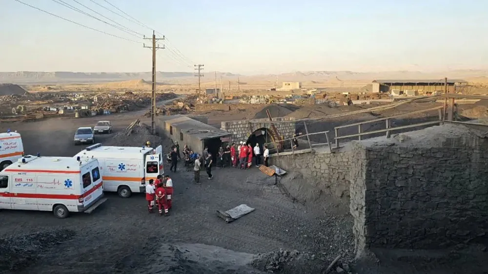 Lực lượng cứu hộ làm việc sau vụ nổ mỏ than tại tỉnh South Khorasan (Iran) vào ngày 22-9. Ảnh: REUTERS Nổ mỏ than ở Iran: 51 người chết, 20 người bị thương