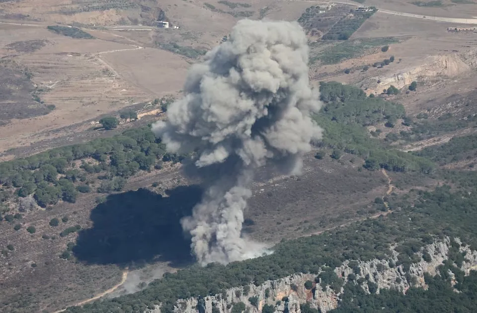 Khói bốc lên trên miền nam Lebanon ngày 24-9 trong bối cảnh giao tranh xuyên biên giới giữa Hezbollah và Israel tiếp diễn. Ảnh: REUTERS Israel không kích Lebanon: 569 người chết, có chỉ huy cấp cao Hezbollah