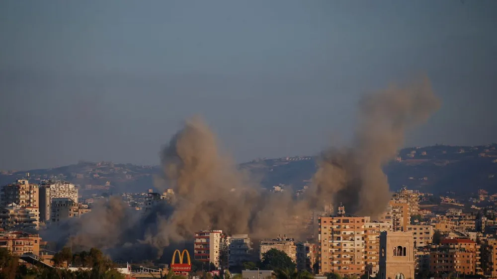 Khói bốc lên ở miền nam Lebanon sau cuộc không kích của Israel ngày 25-9. Ảnh: REUTERS chiến dịch trên bộ.jpg