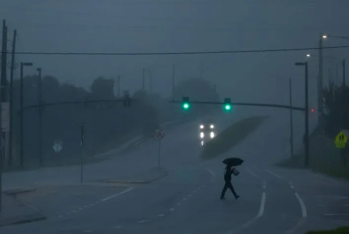 Trung tâm Bão Quốc gia Mỹ (NHC) đưa tin cơn bão Milton đã đổ bộ vào bang Florida với gió cực mạnh và lũ quét, có báo cáo về thương vong.