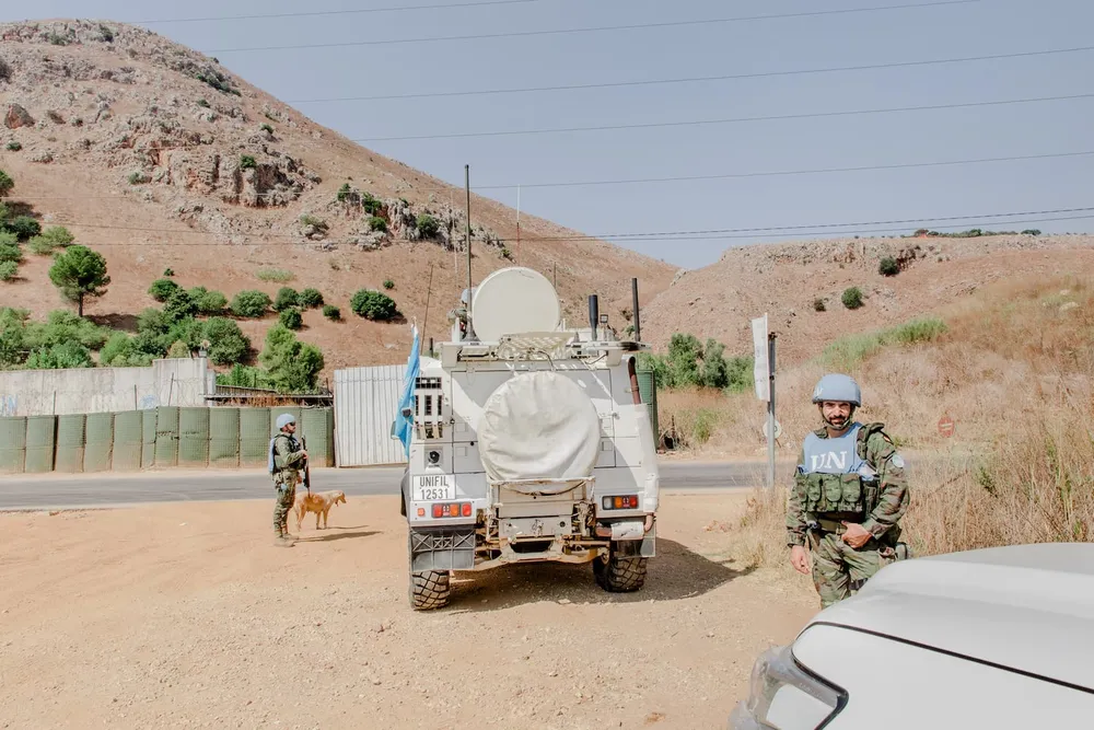Các thành viên Lực lượng gìn giữ hòa bình của LHQ (UNIFIL) tại một ngôi làng ở miền nam Lebanon. Ảnh: THE WASHINGTON POST lực lượng gìn giữ hòa bình (2).jpg