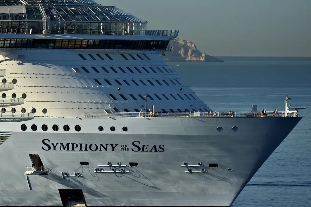 Du thuyền Symphony of the Seas của hãng du thuyền Mỹ Royal Caribbean International. Ảnh: GETTY IMAGES 960 hành khách trên du thuyền có thể đã bị quay lén cảnh nhạy cảm (1).jpg