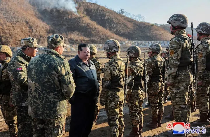 Lãnh đạo Triều Tiên Kim Jong-un tại một căn cứ tác chiến quân sự ở phía tây Triều Tiên hồi tháng 3. Ảnh: KCNA Triều Tiên đưa quân đến Nga.jpg