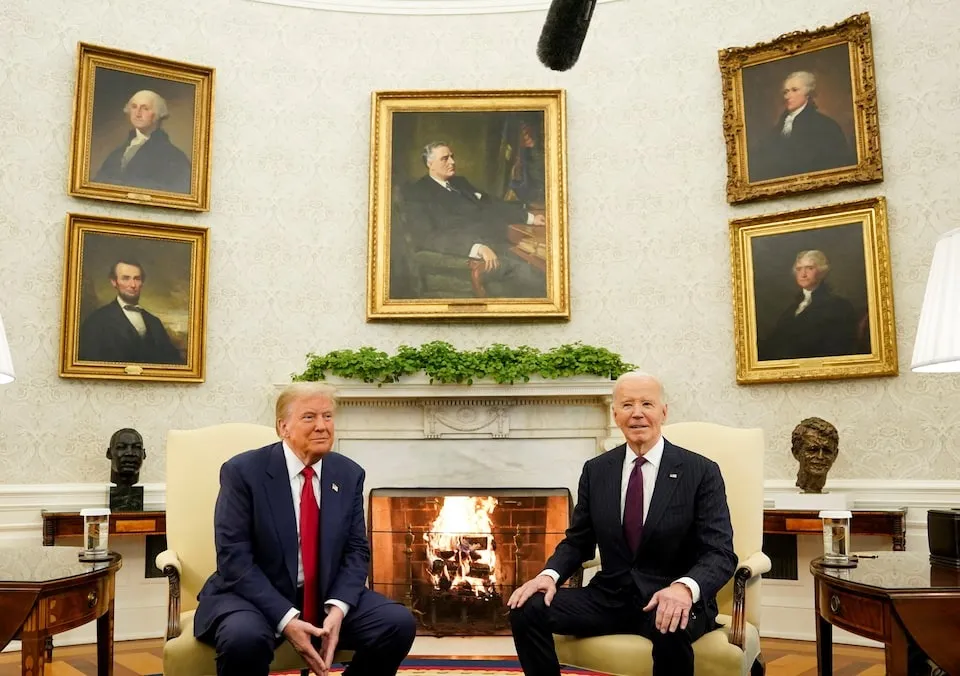 Tổng thống Mỹ Joe Biden (phải) tiếp Tổng thống đắc cử Donald Trump tại Phòng Bầu dục ở Nhà Trắng, thủ đô Washington, D.C (Mỹ) ngày 13-11. Ảnh: REUTERS Ông Donald Trump phản ứng tin ông Biden cho phép Ukraine dùng vũ khí tầm xa tấn công lãnh thổ Nga