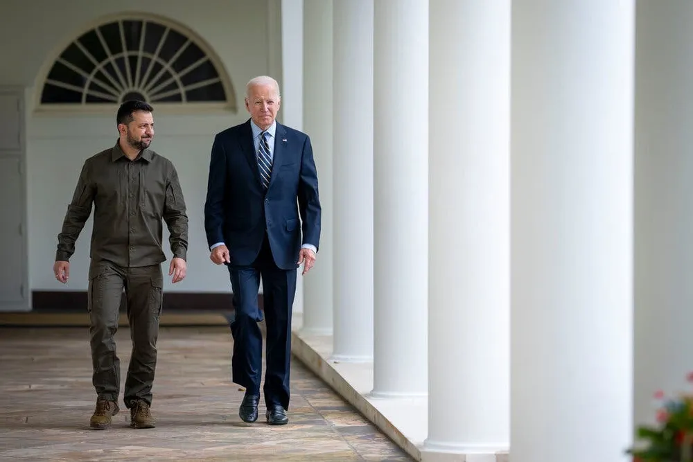 Tổng thống Mỹ Joe Biden (phải) tiếp Tổng thống Ukraine Volodymyr Zelensky tại thủ đô Washington, D.C. (Mỹ) hồi tháng 9. Ảnh: THE NEW YORK TIMES cho phép Kiev sử dụng vũ khí tầm xa tấn công sâu vào lãnh thổ Nga.