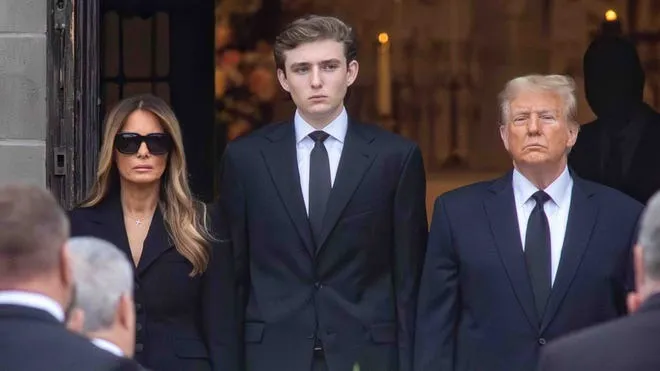Cậu Barron Trump - con trai út của ông Trump cùng bố mẹ tại một sự kiện trong năm nay. Ảnh: USA TODAY cac-thanh-vien-trong-gia-dinh-ong-donald-trump-se-dam-nhan-vai-tro-gi-trong-chinh-quyen-moi (1).jpg