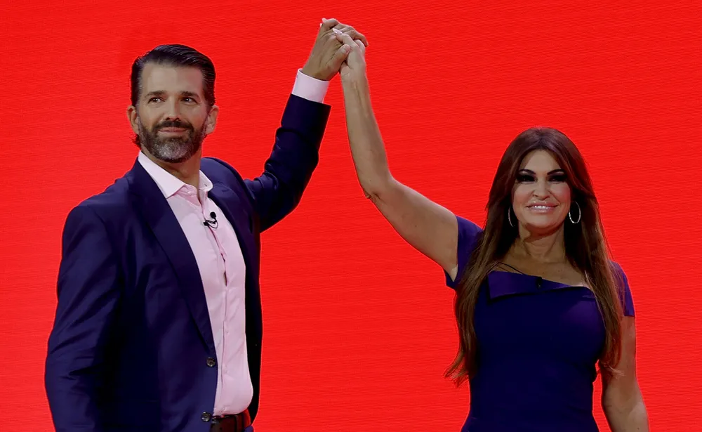 Bà Kimberly Guilfoyle và ông Donald Trump Jr.. Ảnh: GETTY IMAGES cac-thanh-vien-trong-gia-dinh-ong-donald-trump-se-dam-nhan-vai-tro-gi-trong-chinh-quyen-moi (6).jpg