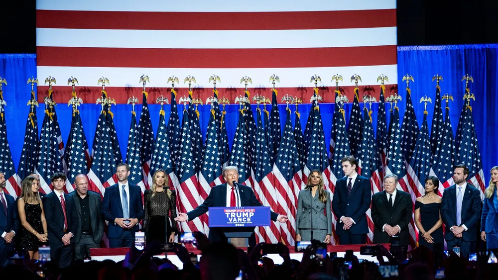 Ông Donald Trump cùng gia đình và những người ủng hộ tại sự kiện ở bang Florida (Mỹ) hôm 6-11 sau khi ông đắc cử tổng thống Mỹ. Ảnh: THE NEW YORK TIMES Các thành viên trong gia đình ông Donald Trump sẽ đảm nhận vai trò gì trong chính quyền mới?