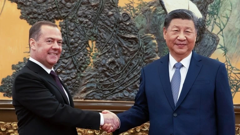 Phó chủ tịch Hội đồng An ninh Nga - ông Dmitry Medvedev (trái) và Chủ tịch Trung Quốc Tập Cận Bình