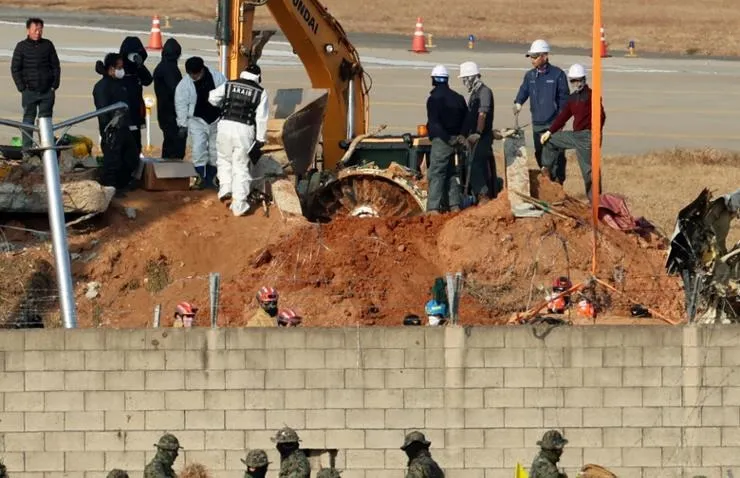 Phi công sân bay Muan: Trước giờ tôi cứ tưởng rào chắn bê tông là đống đất